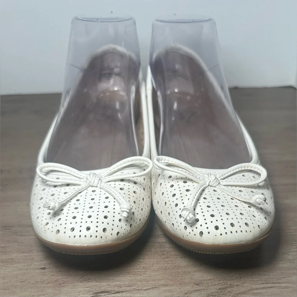 Cliffs By White Mountain‎ Womans White Slip On Flats Shoe With Bows W 7.